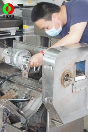 佛山客戶將多年老設備帶我司維修,并測試購買紅蘿卜削皮機!