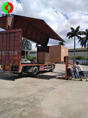 海外客戶訂購(gòu)的一批蔬果處理加工機(jī)械裝車出貨！