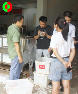 知名企業(yè)客戶考察公司現(xiàn)場(chǎng),并測(cè)試大蒜加工生產(chǎn)設(shè)備！