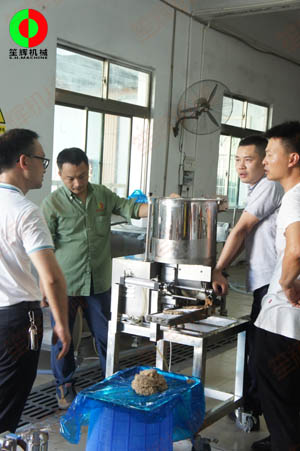 佛山客戶定購的肉餅成型機裝車出貨！