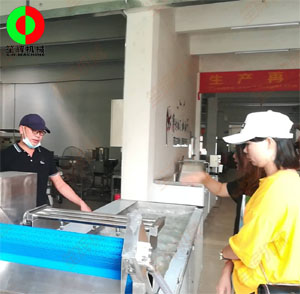 客戶親臨我司考察，測試蔬果切割清洗等設備！