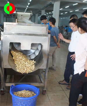 客戶到公司現(xiàn)場(chǎng)考察,并測(cè)試果蔬清洗機(jī)對(duì)花生的清洗效果！