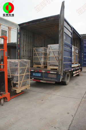 客戶訂購的切菜機(jī)及切肉機(jī)等一批食品加工機(jī)械裝車出貨！