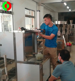 中山市某公司一行人親臨我司考察洽談，測試削皮機等定制食品加工機械！