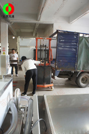 客戶測試蔬果毛刷脫皮機，現貨購買隨車發貨！