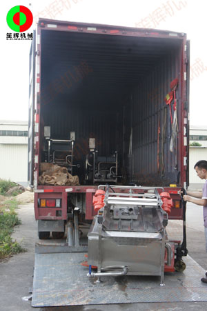 客戶物流自提多套渦流洗菜機組,裝車發貨！