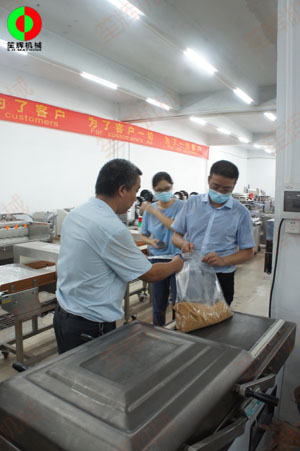 東莞客戶一行考察我司生產工廠，測試購買真空包裝機！