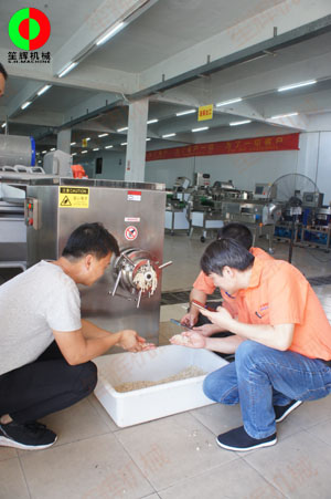 凍肉絞肉機(jī)嘗試處理牛筋，客戶滿意物料加工效果！