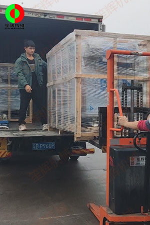 廣州鐘小姐定購的兩臺氣泡洗菜機按期交付！